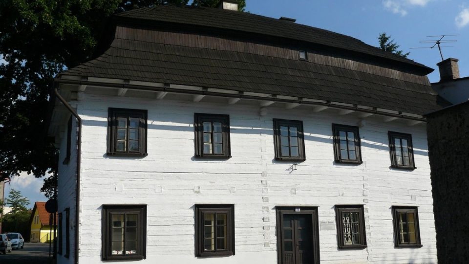 Stará barokní roubená škola z roku 1785