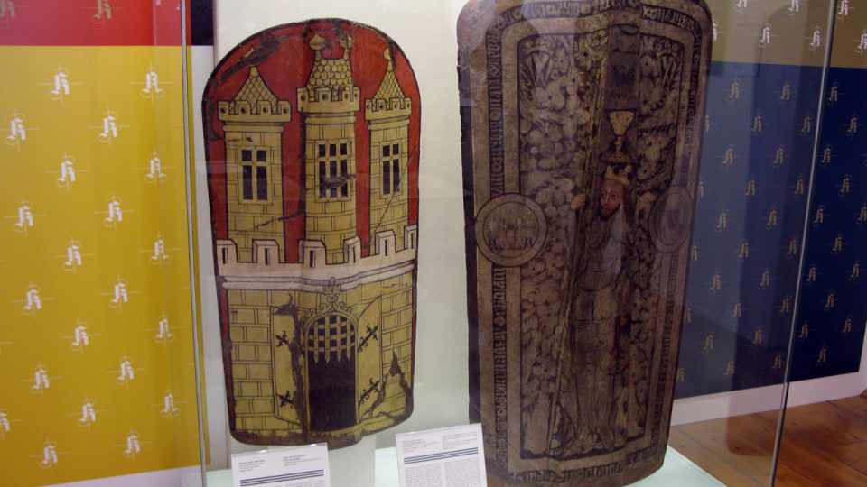 Symboly moci a paměti v korunním archivu na Pražském hradě