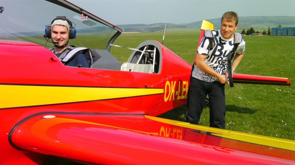 S Martinem Šonkou (vpravo) si můžete vyzkoušet jaké pocity přetížení zažívají akrobatičtí piloti