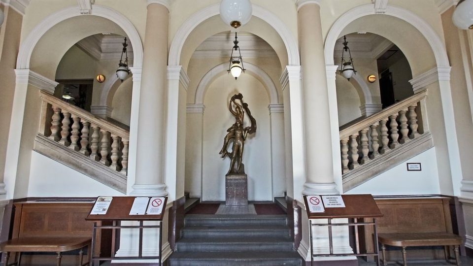 Služební vchod v historické budově Národního divadla