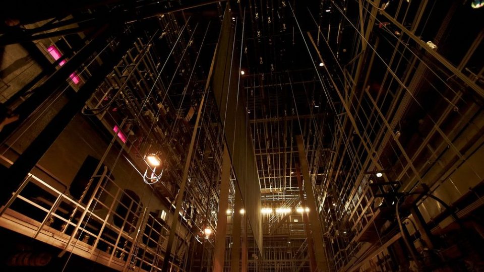 Tzv. provaziště, prostor nad jevištěm, který slouží k zavěšení dekorací a světel, historická budova Národního divadla