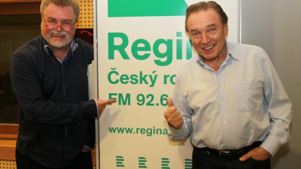 Karel Gott a moderátor Zdeněk Vrba ve studiu Reginy