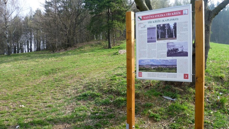 Třetí zastavení naučné stezky. K vrcholu kopce Kaplisko zbývá dojít jen pár desítek metrů