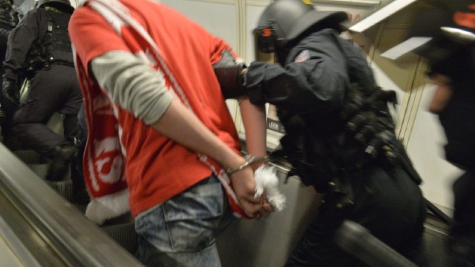 Stovky fanoušků Slavie mířili na Letnou, policie jich několik zadržela