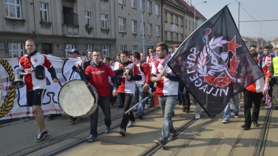 Stovky fanoušků Slavie mířili na Letnou, policie jich několik zadržela