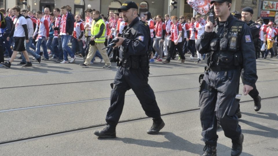 Stovky fanoušků Slavie mířili na Letnou, policie jich několik zadržela