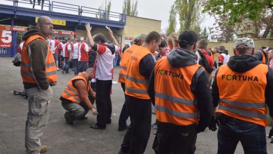 Na stadionu se fanoušci Slavie museli podrobit přísným kontrolám