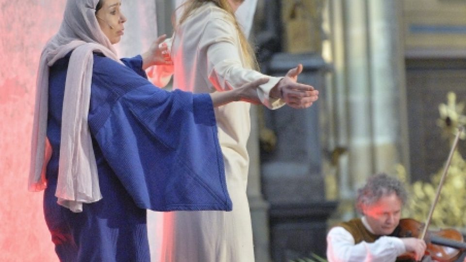 V katedrále sv. Víta v Praze se 12. dubna poprvé hrály pašijové hry. Pannu Marii hrála Nela Boudová (vlevo) a v roli Ježíše Krista účinkoval Jakub Gottwald (vpravo).