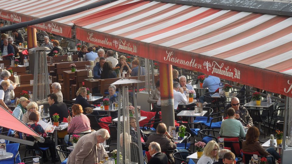 Nábřežní restaurace nabízejí vedle chutné kuchyně pohled na Rýn, lodě a létající racky