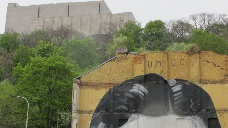 Graffiti s Národním památníkem v pozadí