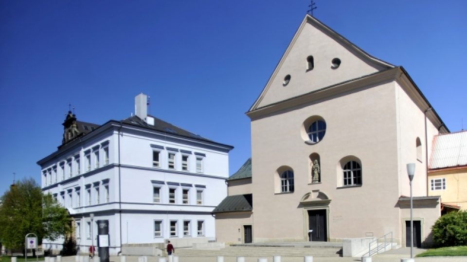 Kapucínský klášter v Chrudimi s kostelem sv. Josefa (vpravo). V objektu je Muzeum barokních soch