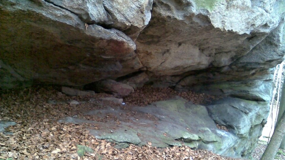 Vchod do Veřejovy skály, který se podle Jiráskovy pověsti otevře vždy na Velký pátek