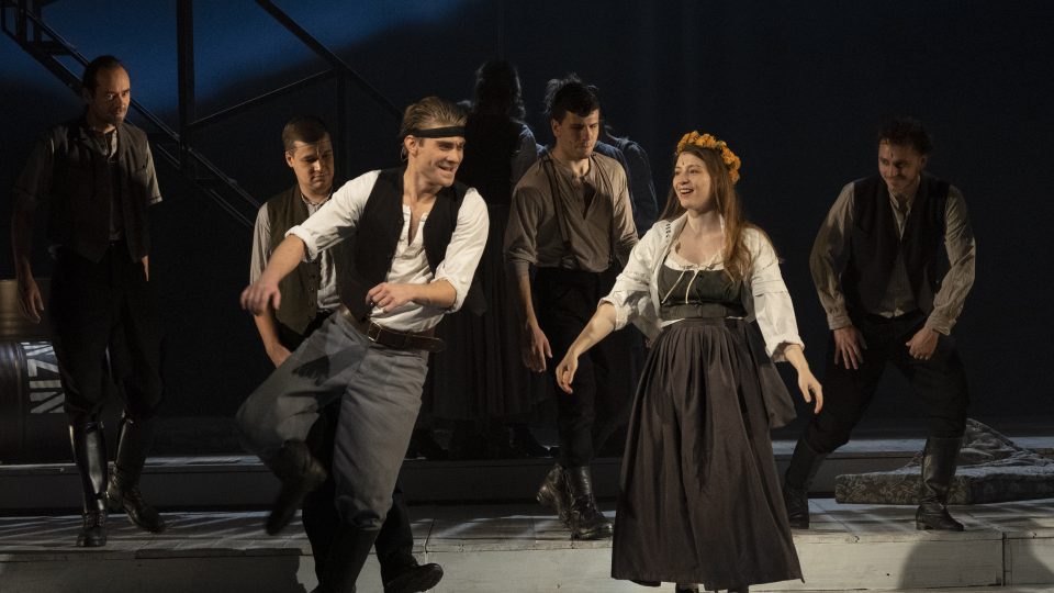 Z inscenace Balada pro banditu | foto: Viktor Kronbauer, Divadlo na Vinohradech Z inscenace Balada pro banditu