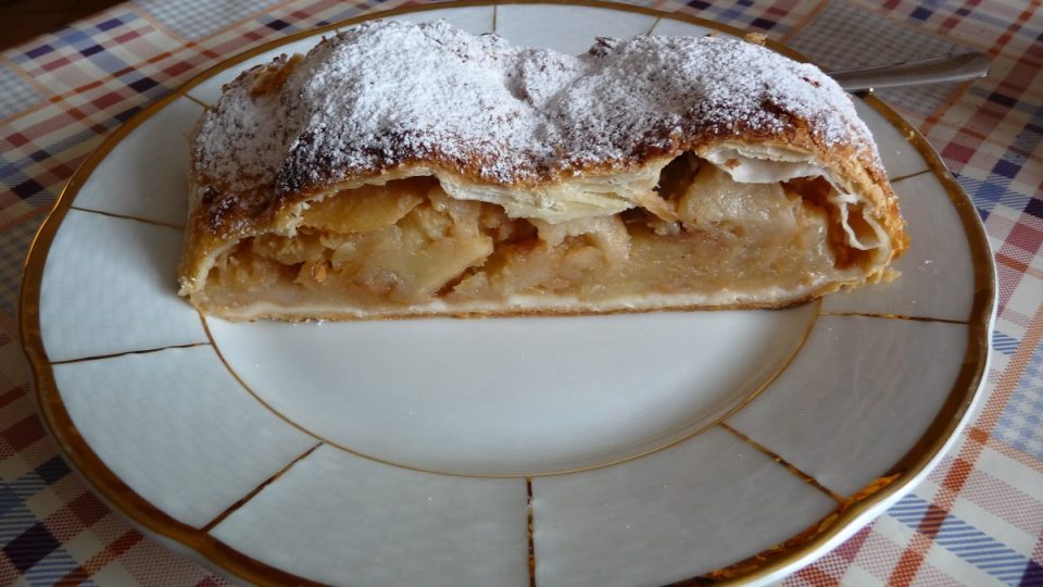 Jako moučník sestry připravily výborný štrúdl