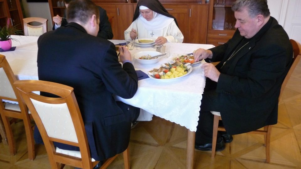 Kardinál Duka a jeho blízcí spolupracovníci s úsměvem souhlasili s focením u oběda