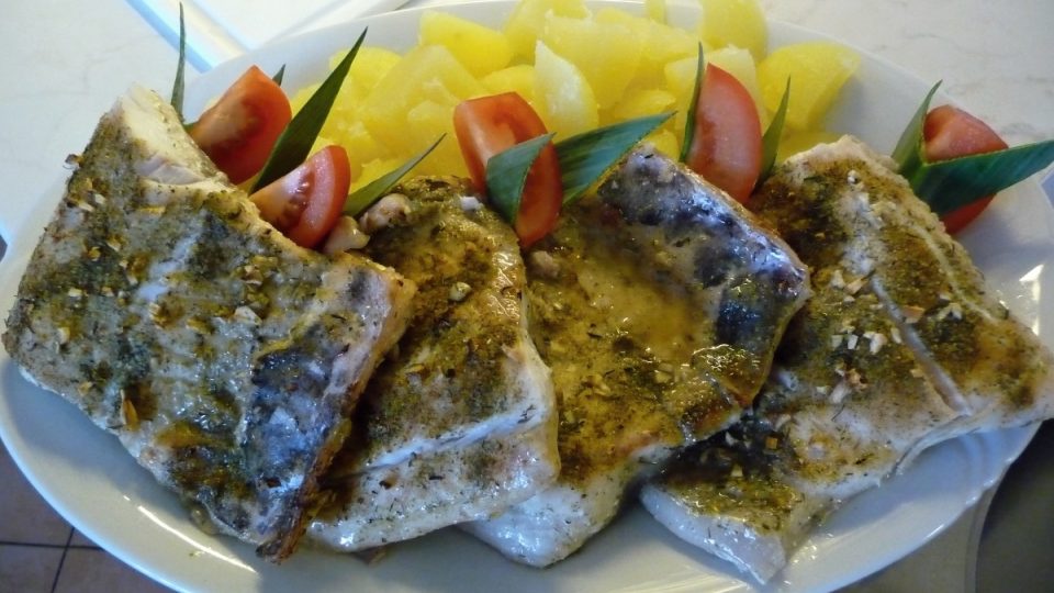 Tentokrát je k obědu pečený amur s bramborem