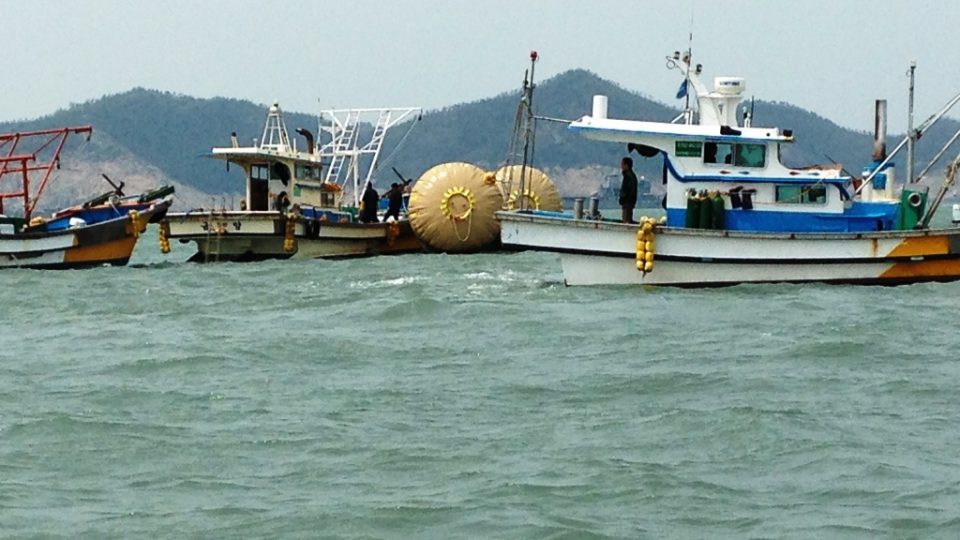 Záchranné práce na potopeném jihokorejském trajektu Sewol