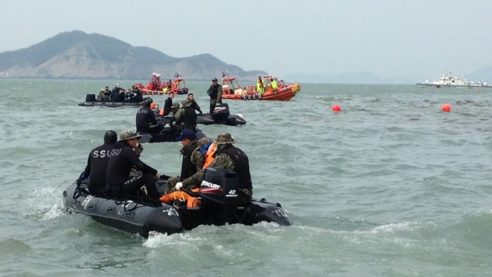 Záchranné práce na potopeném jihokorejském trajektu Sewol