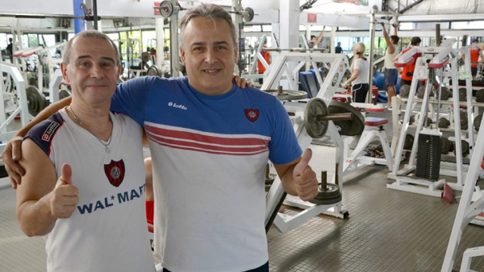 Guillermo Viscardi a Diego Macieras, trenér posilování a plavec, oba skalní členové klubu San Lorenzo