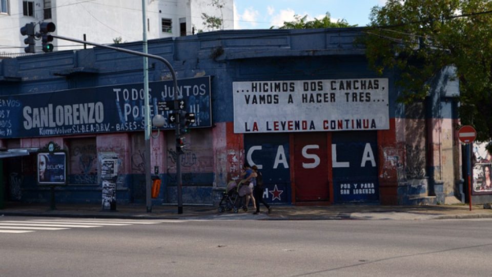 Postavili jsme dva stadióny, postavíme i třetí, hlásá nápis fanoušků San Lorenza na jedné z vybydlených budov ve čtvrti Boedo