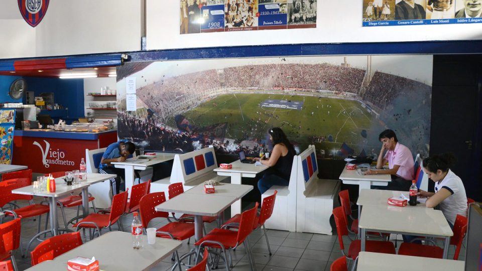 V restauraci v sídle Sportovního klubu San Lorenzo připomínají starou slávu stadionu i fotbalového manšaftu fotografie ve zdejší restauraci