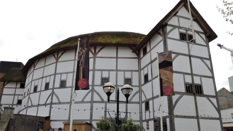 Divadlo Globe v Londýně  je unikátní stavba
