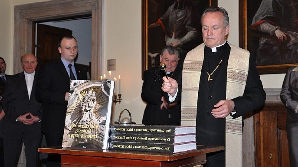 Vyšla unikátní kniha o hradeckém biskupství