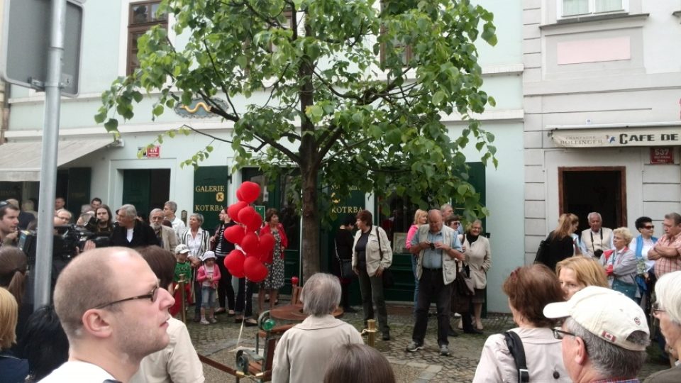 Na pražském Maltézském náměstí byla slavnostně odhalena lavička Václava Havla