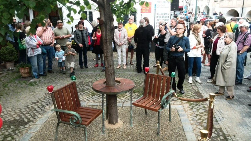Na pražském Maltézském náměstí byla slavnostně odhalena lavička Václava Havla