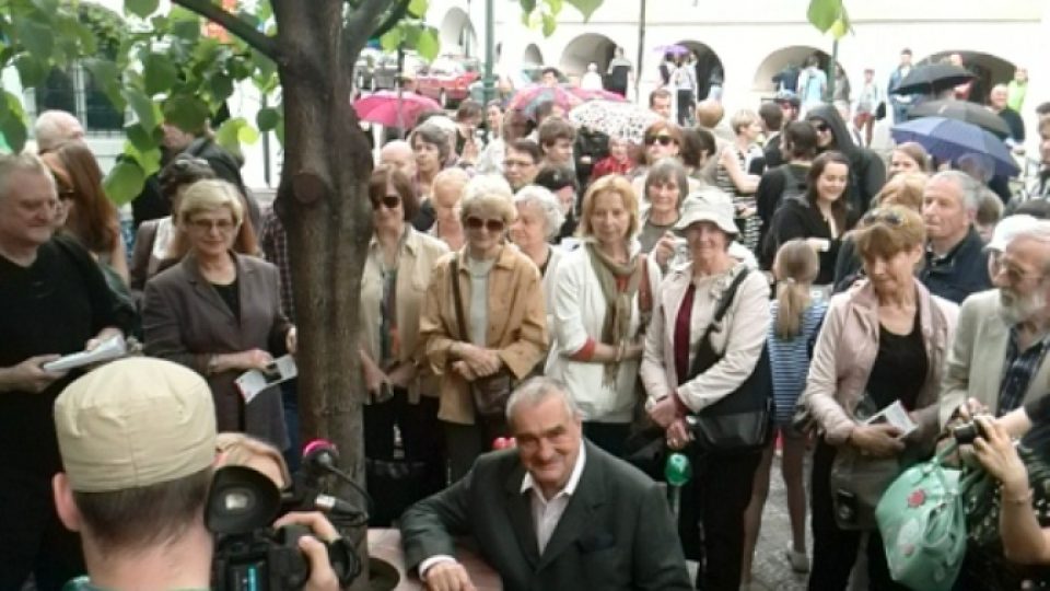 Na pražském Maltézském náměstí byla slavnostně odhalena lavička Václava Havla