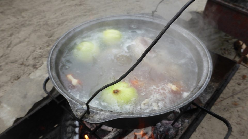 Šurpa se vaří tak dlouho, dokud se maso od kosti neoddělí