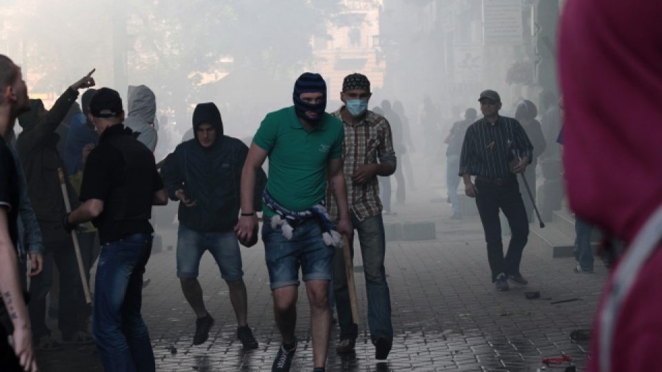 Ukrajina, Oděsa. Stoupenci ukrajinské vlády (na snímku) se střetli s proruskými aktivisty