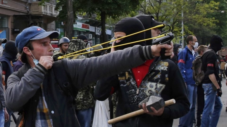 Ukrajina, Oděsa. Střety mezi proruskými a proukrajinskými demonstranty. Na snímku proruští aktivisté