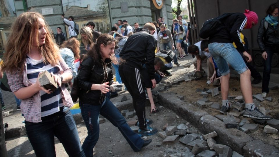 Ukrajina, Oděsa. Střety mezi proruskými a proukrajinskými demonstranty. Na snímku prorukrajiští aktivisté