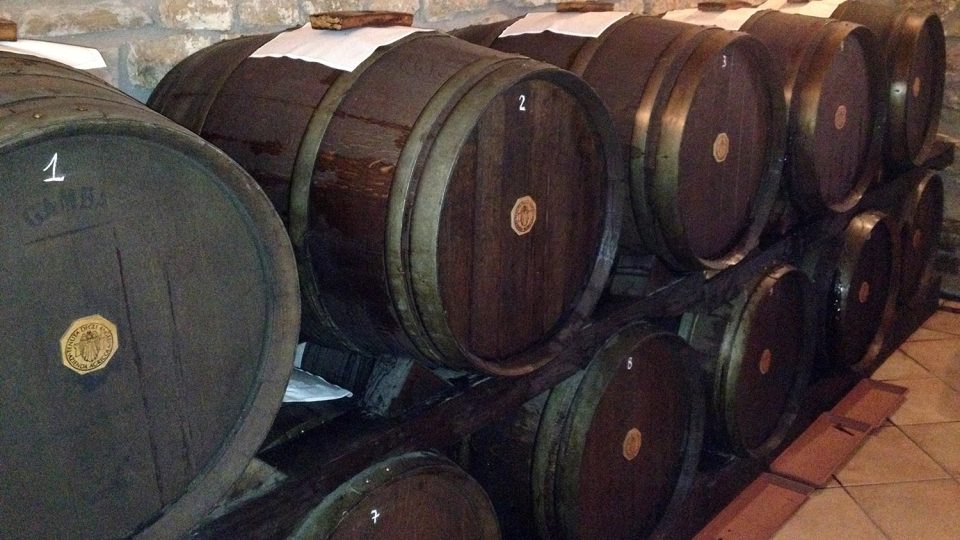 Sudy, ve kterých kvasí fermentované víno, jsou přikryté jen kapesníky