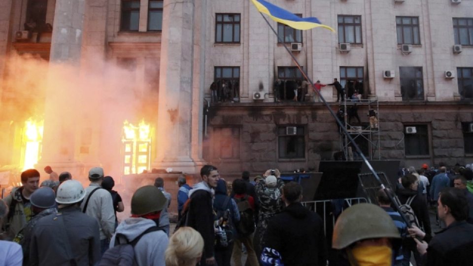 Ukrajina, Oděsa. Střet stoupenců a odpůrců Kyjeva si vyžádal několik desítek obětí. Hlavně v souvislosti s požárem budovy odborů (na snímku)