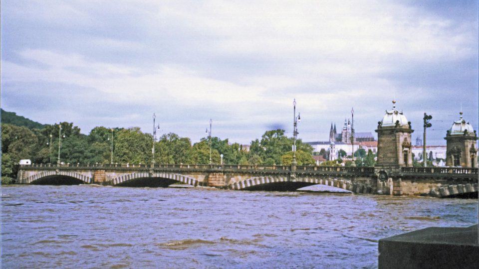 Most Legií těsně po kulminaci 14. 8. 2002, foto Š. Hubičková