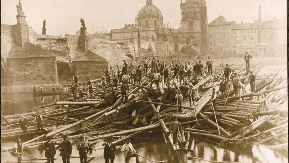 Odklízení klád navršených při povodni v roce 1890 před Karlovým mostem