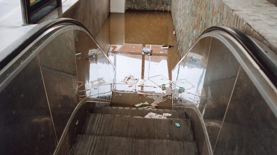 Zatopená stanice metra Florenc po opadnutí vody v okolí, 2002, foto M. Patrný