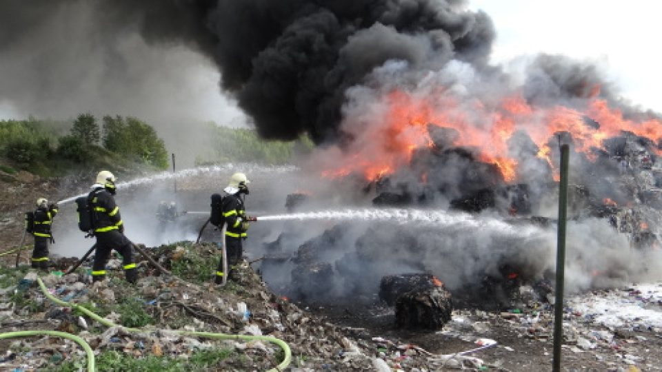 Požár na skládce plastů v Ostravě-Hrušově
