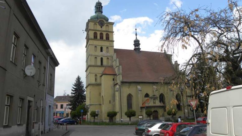 Kostel sv. Voršily nad náměstí v Chlumci nadCidlinou