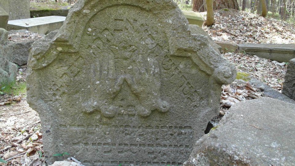 Symbol Kohenů na židovském hřbitově u Nečtin 