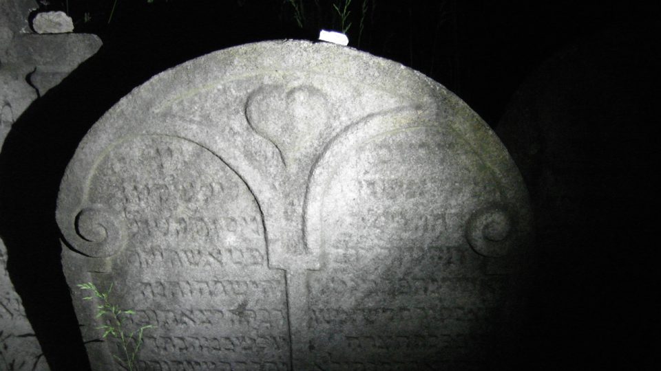 Lidové ornamenty na židovském hřbitově v Mikulově