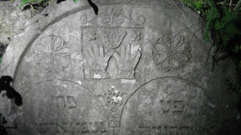 Symbol Kohenů na židovském hřbitově v Mikulově
