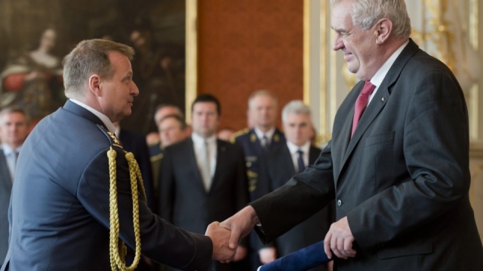 Prezident Miloš Zeman (vpravo) jmenoval 8. května na Pražském hradě zástupce ředitele společného operačního centra ministerstva obrany Petra Mikulenku při příležitosti výročí konce druhé světové války do hodnosti generála