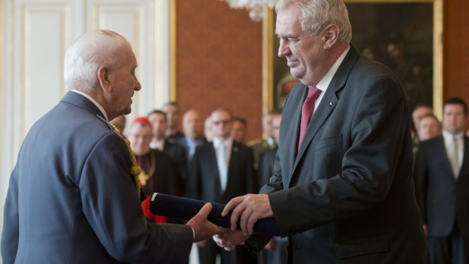 Prezident Miloš Zeman (vpravo) jmenoval 8. května na Pražském hradě válečného veterána Emila Bočka (vlevo) při příležitosti výročí konce druhé světové války do hodnosti brigádního generála