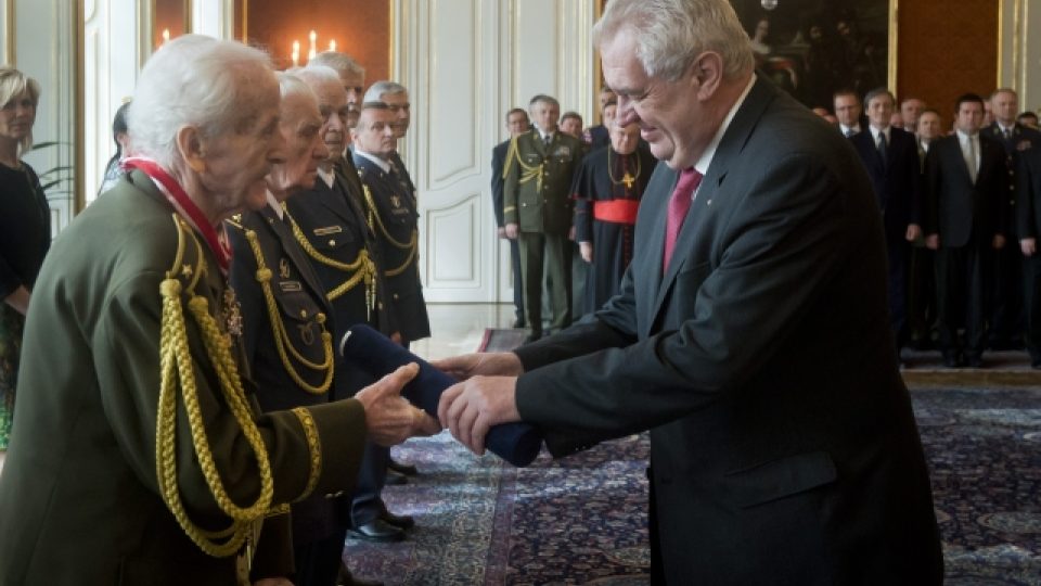 Prezident Miloš Zeman (vpravo) jmenoval 8. května na Pražském hradě válečného veterána Mikuláše Končického (vlevo) při příležitosti výročí konce druhé světové války do hodnosti brigádního generála