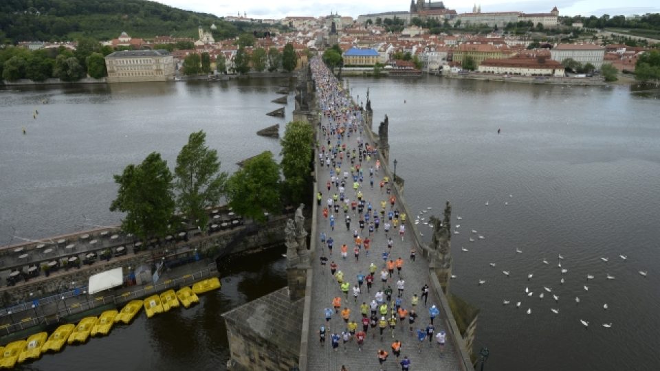 Závodníci Pražského maratonu 2014 na Karlově mostě