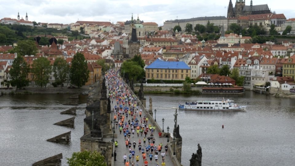 Běžci Pražského maratonu 2014 na Karlově mostě