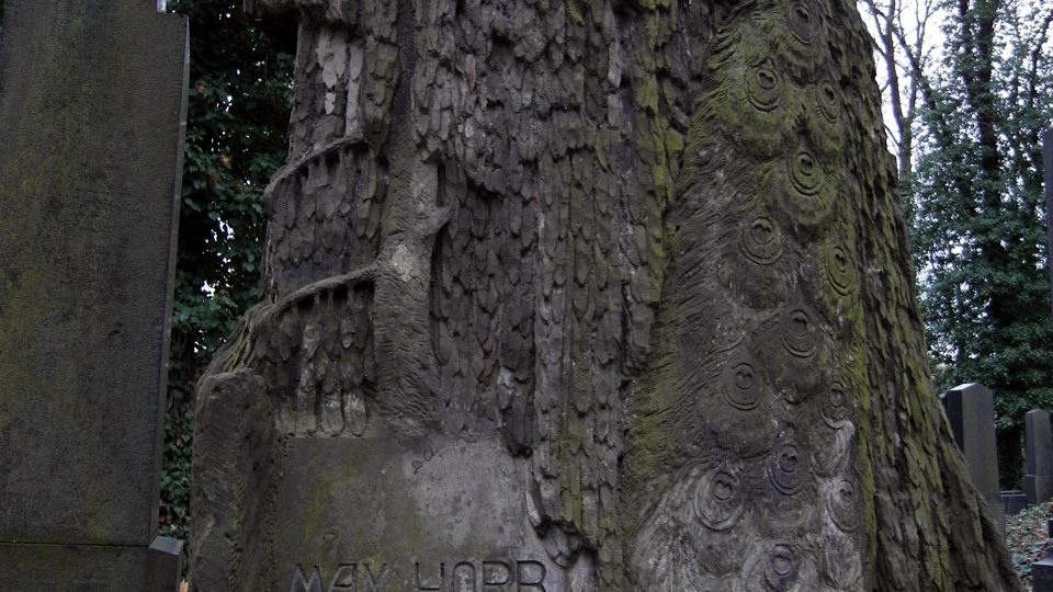 Páv na hrobu malíře na Novém židovském hřbitově v Praze na Olšanech